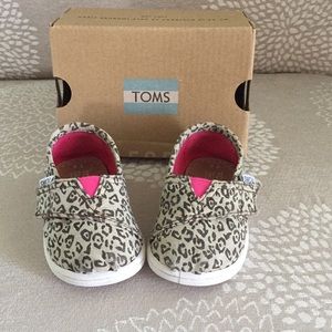 Leopard toms with Velcro strap